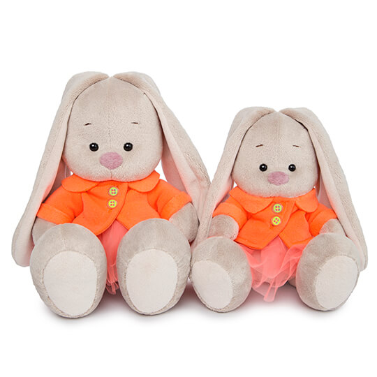 в оранжевой куртке и юбке