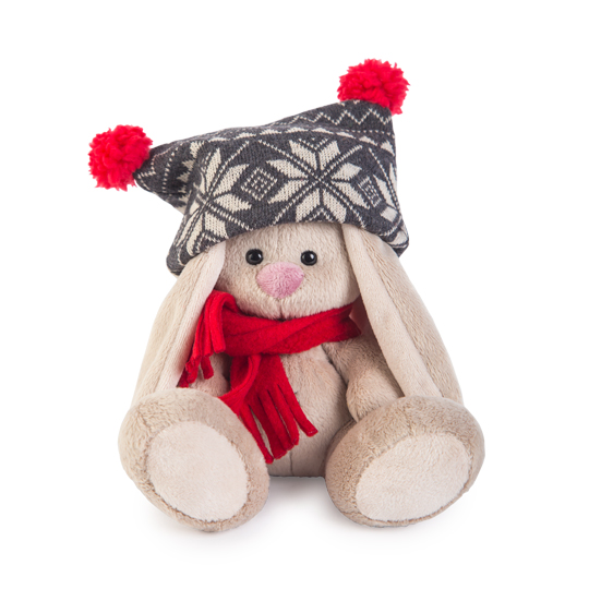 в черной шапке с помпонами и красном шарфике