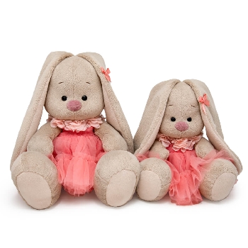 в платье с воротником из цветов