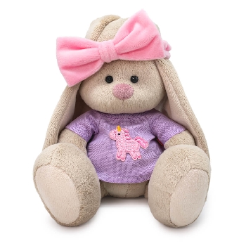 в повязке и футболке с аппликацией единорог