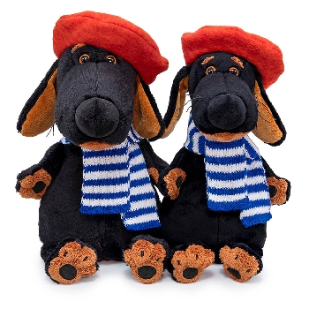 в берете и шарфе