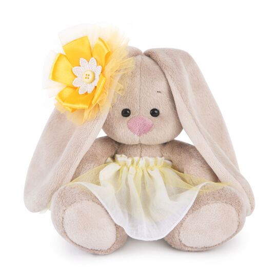 в желтой юбочке и цветком на ушке