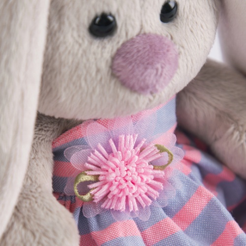 в платье в полоску