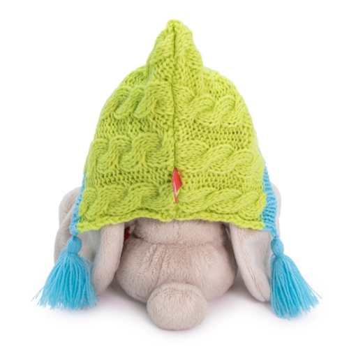 в шапочке с кисточками