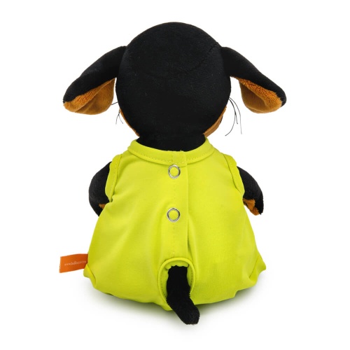 в комбинезоне с драконом