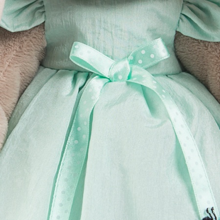 в мятном платье со стрекозой