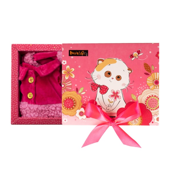 Жилетка и шапка с меховой отделкой