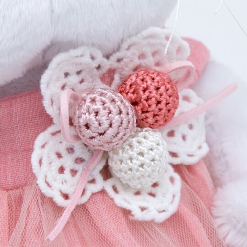 в платье с вязаными ягодками