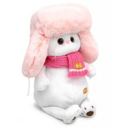 в меховой шапке и шарфе