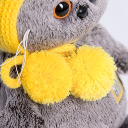 в спортивной шапке