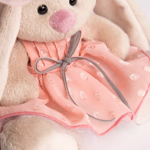 в персиковом платье