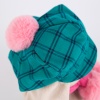 в зеленой кепке и розовом шарфе