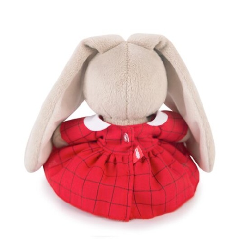 в красном платье в клетку