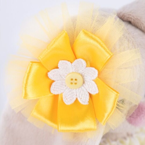 в желтой юбочке и цветком на ушке