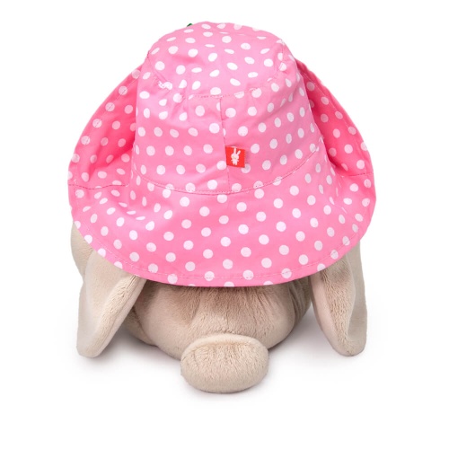 в панаме и с букетом пионов