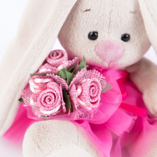 в розовой юбочке и с букетом