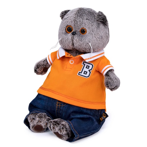 в джинсах и футболке поло