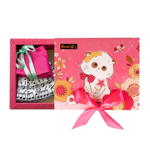 Малиновый жилет и юбка с принтом ноты