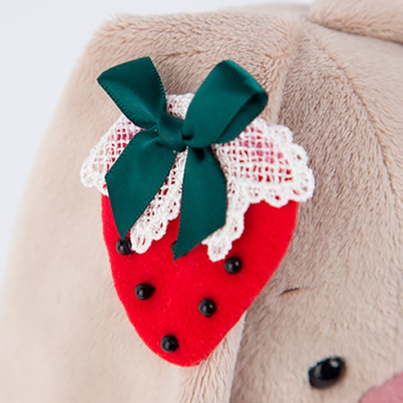 в красном платье и с клубничкой