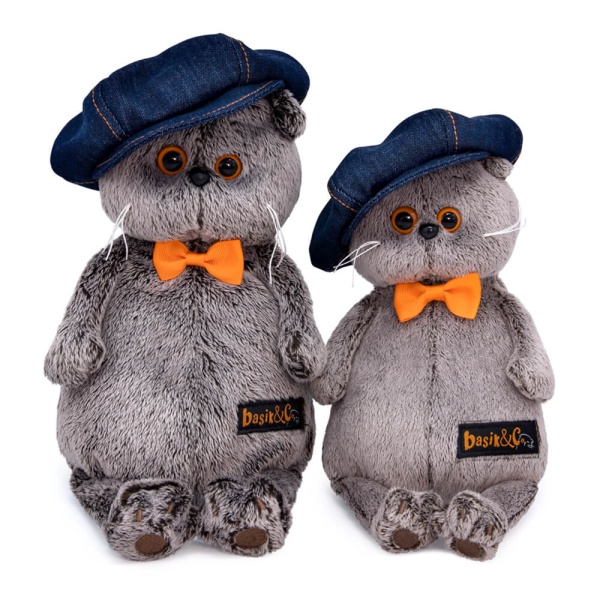 Басик в джинсовой кепке