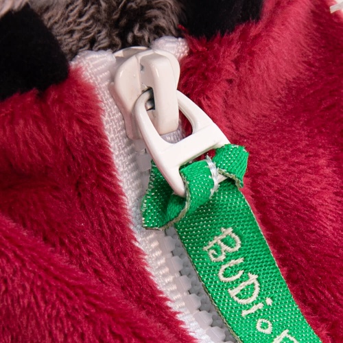 в спортивной курточке и штанах