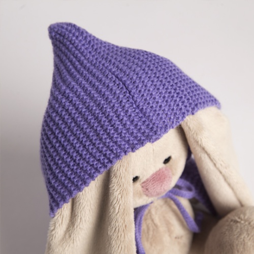 в сиреневом пончо