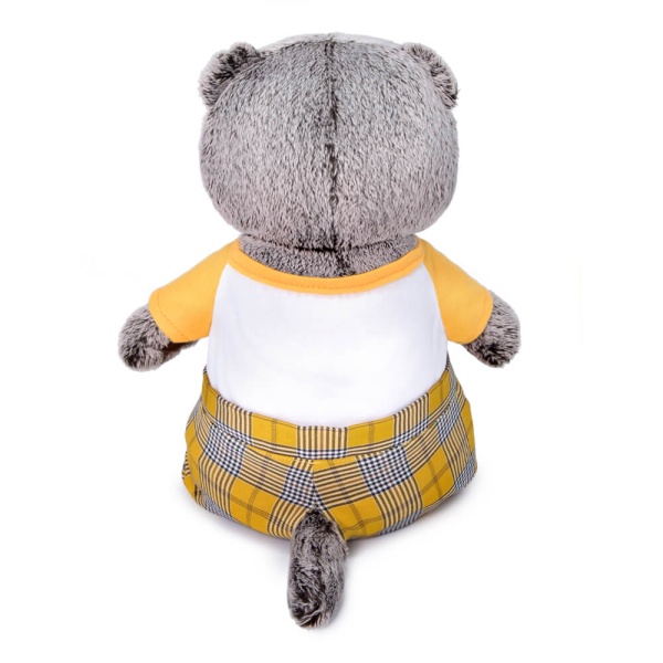 Басик в футболке и клетчатых штанах