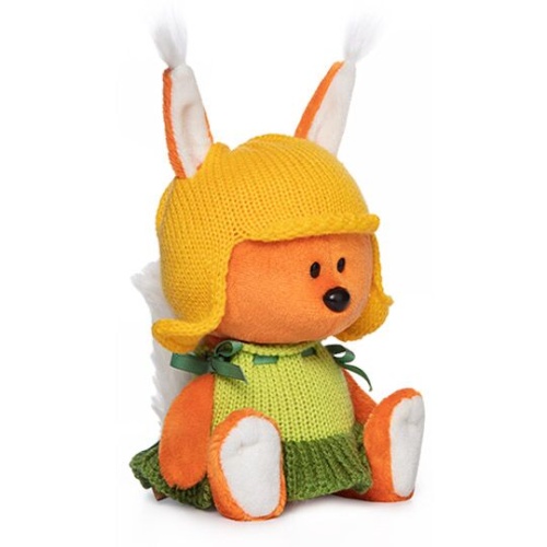 Белка  Бика в шапочке и платье