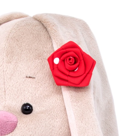 большой в платье с красным воротничком