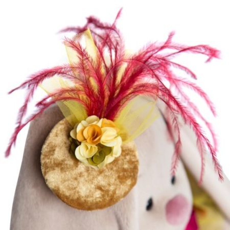 барышня в янтарно-золотом