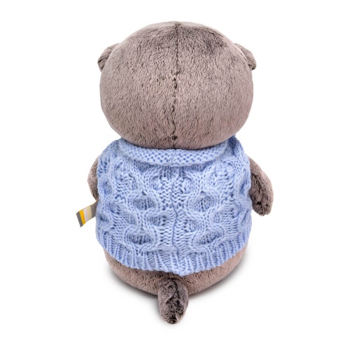 в вязаном жилете с помпонами