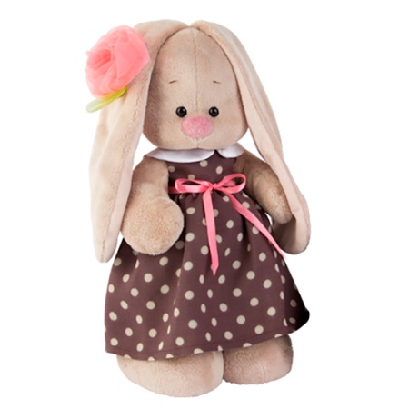 в кофейном платье и цветком на ушке