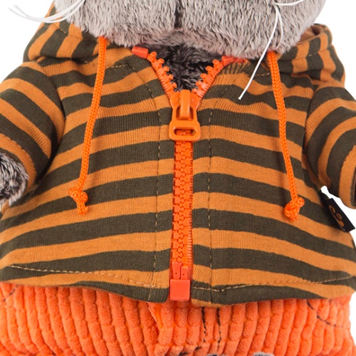 в штанах и полосатой кофте