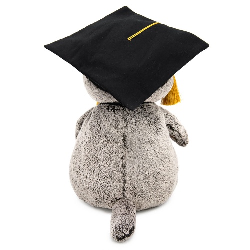 в академической шапочке