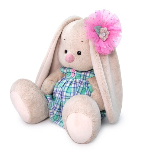 в зеленом платье в клетку