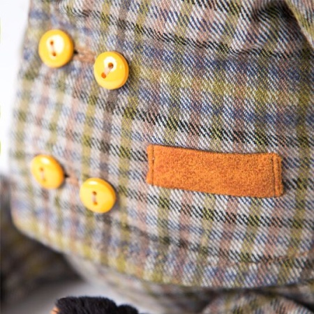 в сером костюме в клетку