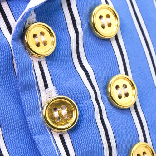 в полосатом костюме