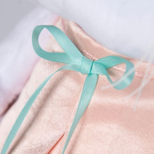 в нежно-розовом платье с птичкой