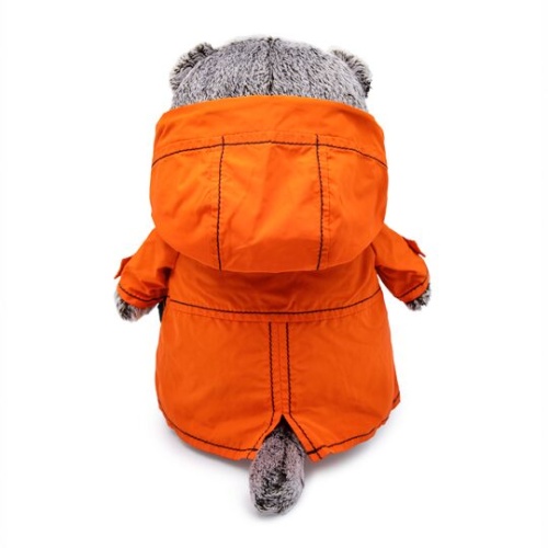 в куртке с капюшоном