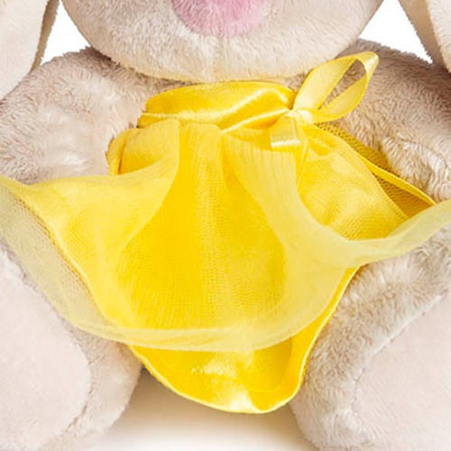 в веночке и жёлтом платье