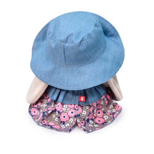 в джинсовой шляпе