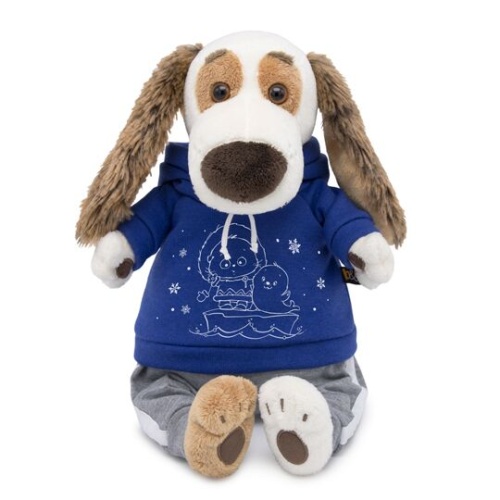 в спортивном костюме