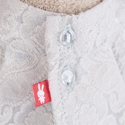 в сером платье из жаккарда