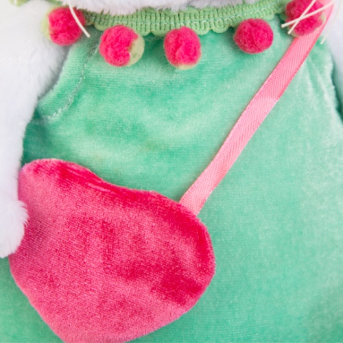 в мятном платье с розовой сумочкой