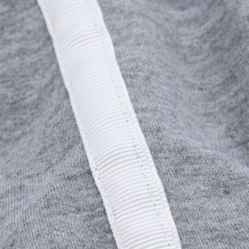 в спортивном костюме