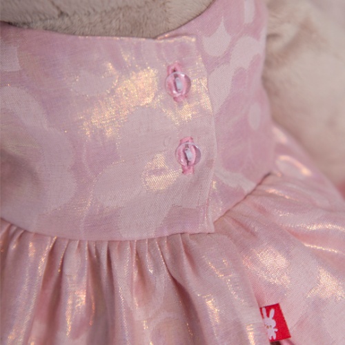 большой в розовом платье с цветком