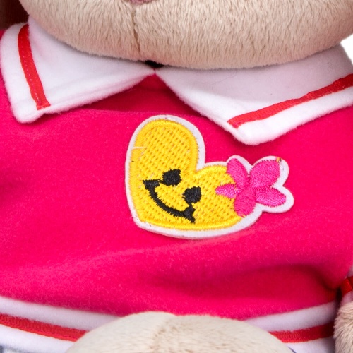 в толстовке поло