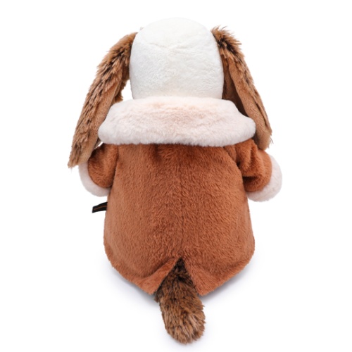 в меховом пальто