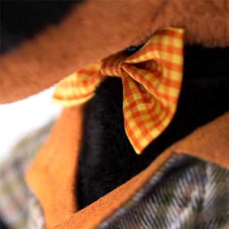 в сером костюме в клетку