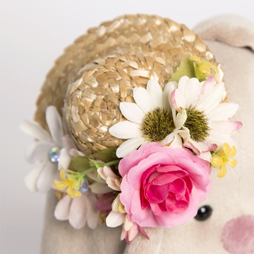 в соломенной  шляпке